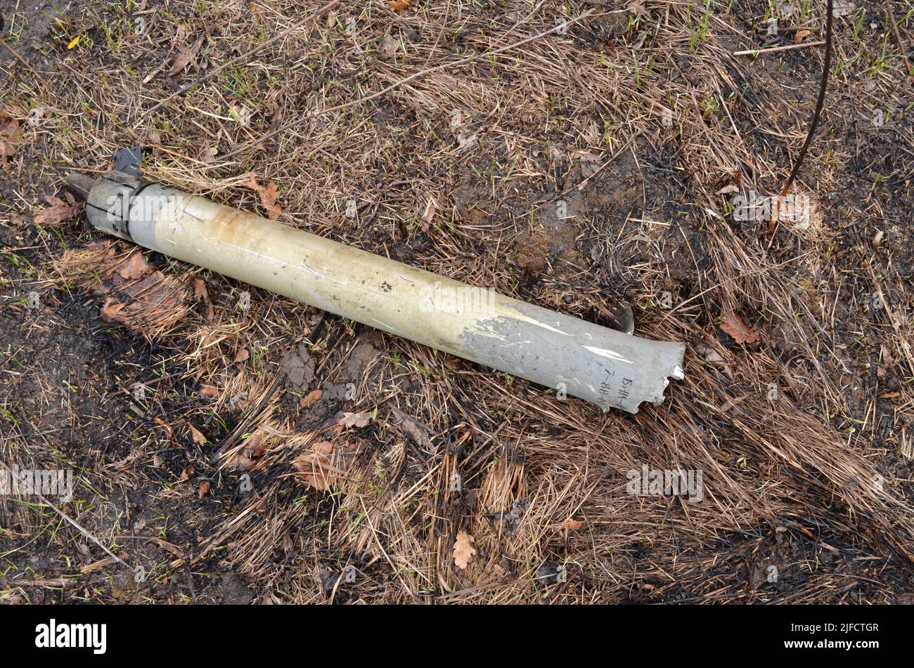 Dmytrivka, Region Kiew, Ukraine - 03. Apr 2022: Überreste einer unbeaufsichteten Rakete, die während aktiver Feindseligkeiten in der Nähe von Wohngebäuden einstürzte. Stockfoto