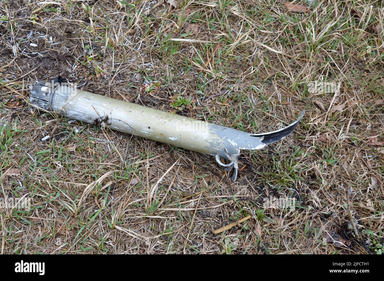 Dmytrivka, Region Kiew, Ukraine - 03. Apr 2022: Explodierender Rumpf einer unbegleiteten Rakete, die während aktiver Feindseligkeiten in der Nähe von Wohngebäuden einstürzte. Stockfoto