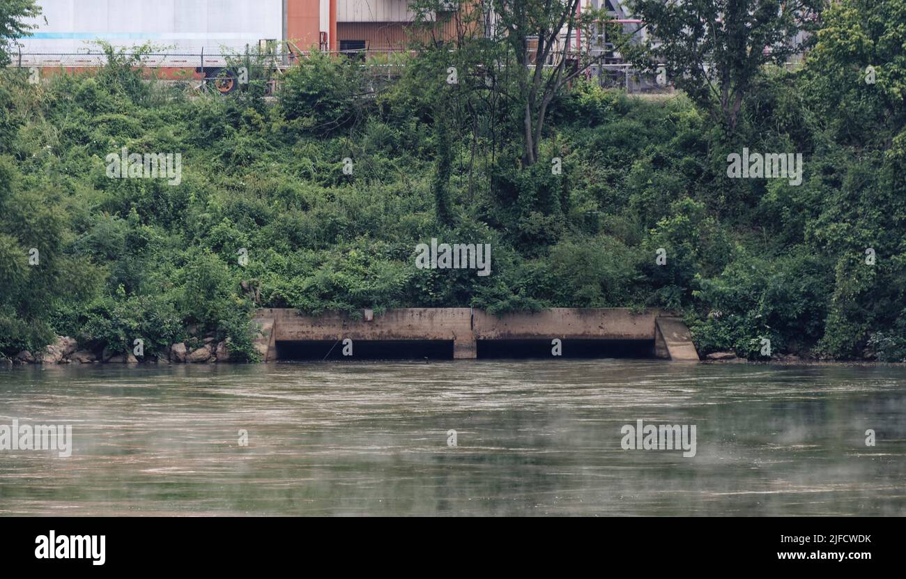Am Sonntag, den 1. August 2021, fließt aus der pulverisierten Kohlekraftwerk Cumberland in den Cumberland River in Cumberland City, Stewart County, TN, USA, behandeltes industrielles Abwasser aus der Tennessee Valley Authority. Das 1968 in Betrieb genommene und 1973 in Betrieb genommene Fossilienwerk Cumberland ist das leistungsstärkste Kraftwerk im Bundesstaat Tennessee und das größte Kohlekraftwerk im gesamten TVA-System. (APEX MediaWire Foto von Billy Suratt) Stockfoto