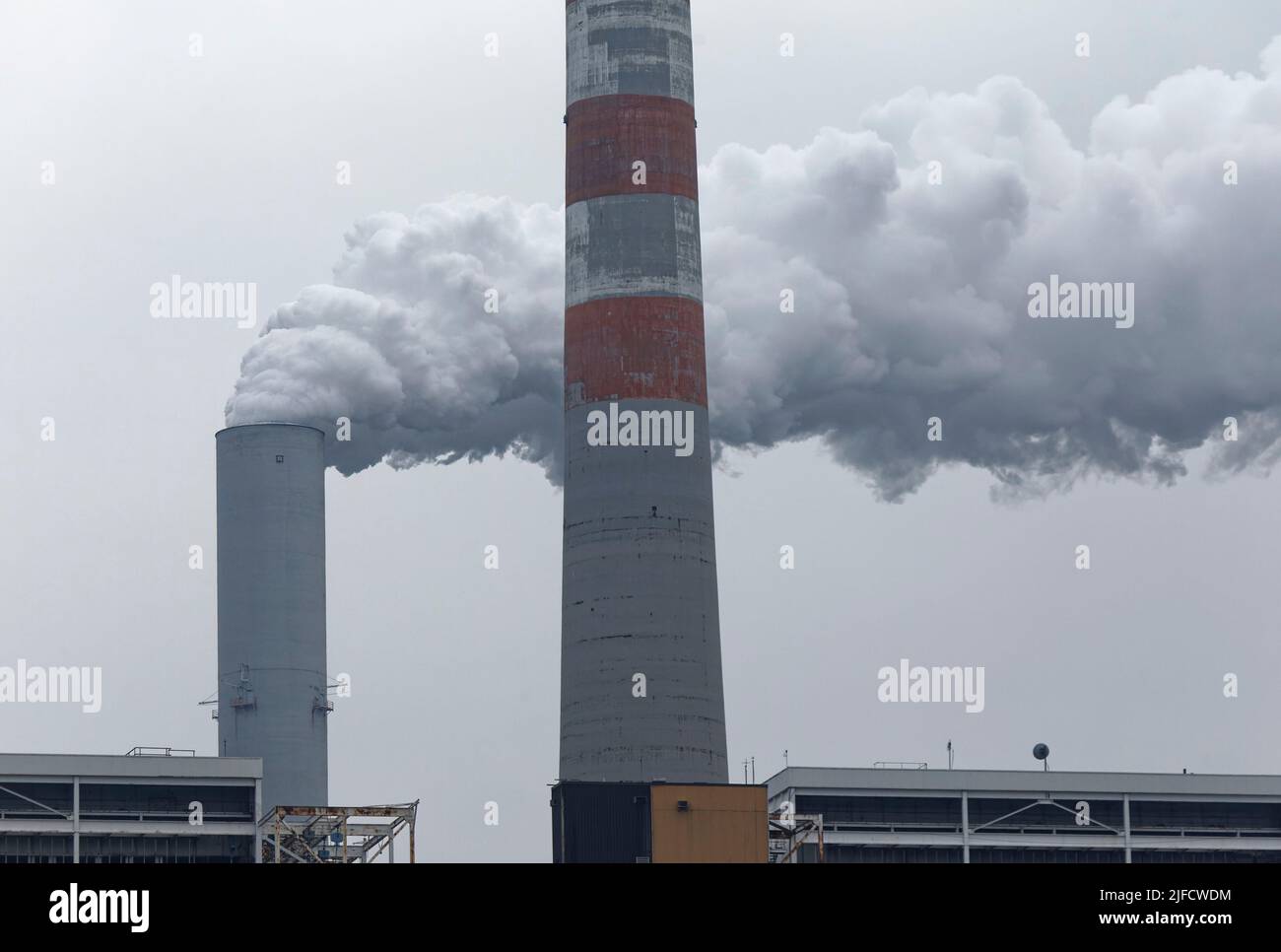 Am Sonntag, den 1. August 2021, in Cumberland City, Stewart County, TN, USA, wird Rauch aus einer von zwei elektrischen Stromerzeugungsanlagen in der pulverisierten Kohlekraftanlage der Tennessee Valley Authority erzeugt. Das 1968 in Betrieb genommene und 1973 in Betrieb genommene Fossilienwerk Cumberland ist das leistungsstärkste Kraftwerk im Bundesstaat Tennessee und das größte Kohlekraftwerk im gesamten TVA-System. (APEX MediaWire Foto von Billy Suratt) Stockfoto