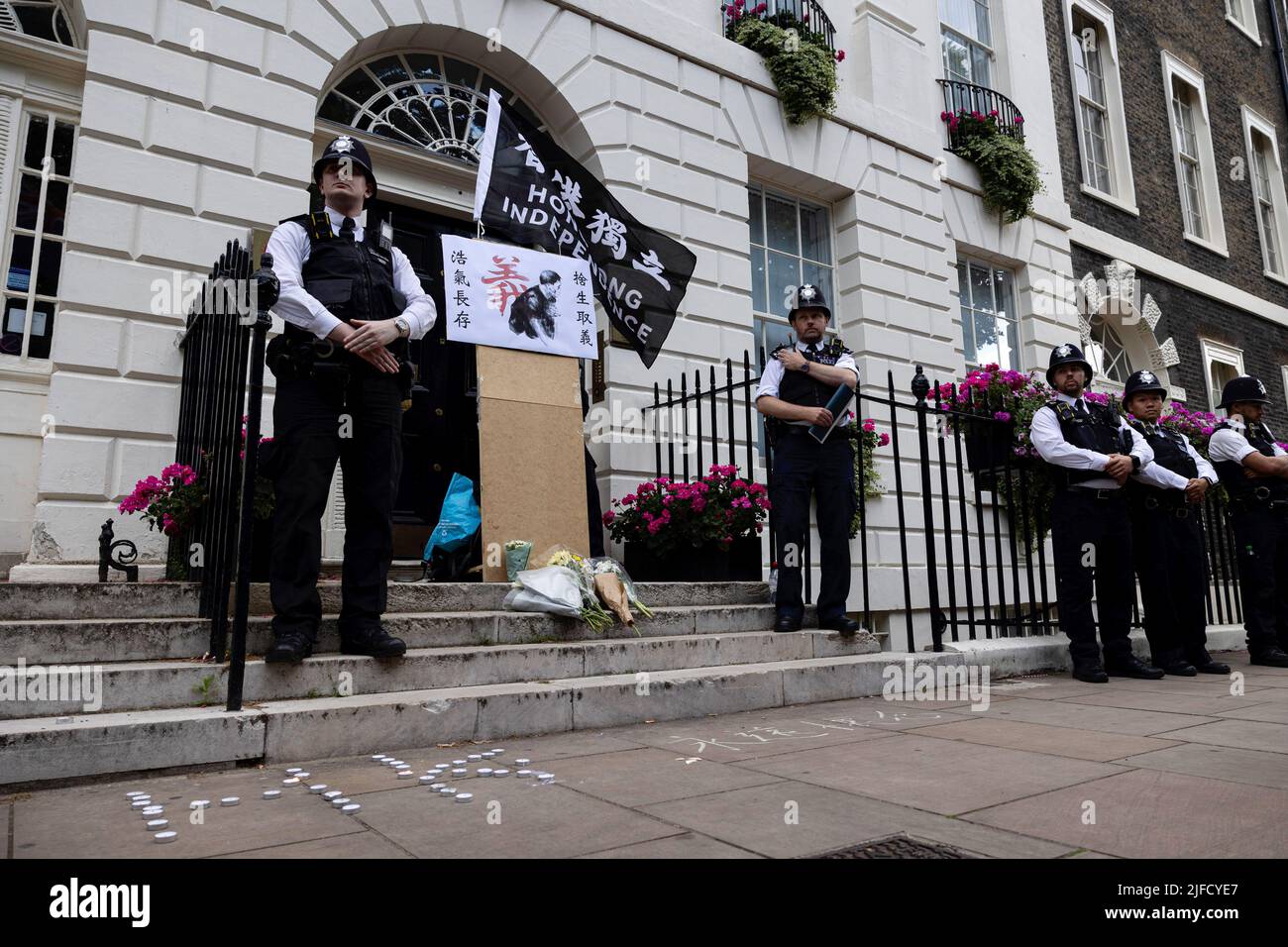 London, Großbritannien. 01.. Juli 2022. Traf die Polizei, die während einer Kundgebung vor dem Wirtschafts- und Handelsbüro von Hongkong auf Standby zu sehen war. Hunderte von Hongkongern, die in London wohnen, versammelten sich am 25.. Jahrestag der Übergabe Hongkongs, um gegen das autoritäre Regime der chinesischen Gemeinschaftspartei zu protestieren. (Foto von Hesther Ng/SOPA Images/Sipa USA) Quelle: SIPA USA/Alamy Live News Stockfoto