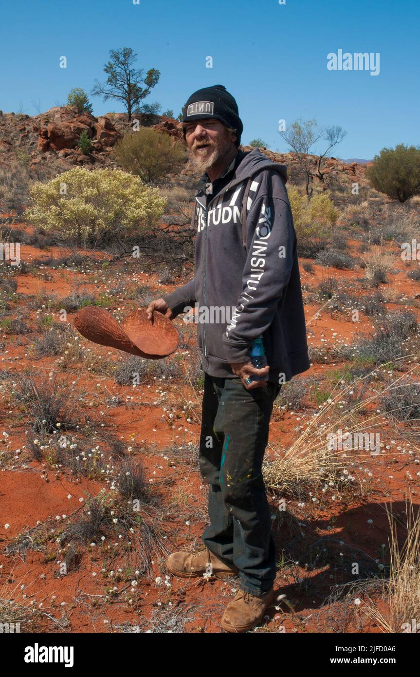 Aborigine-Guide demonstriert Techniken zur Nahrungsbeschaffung auf Cave Hill, Zentralaustralien Stockfoto