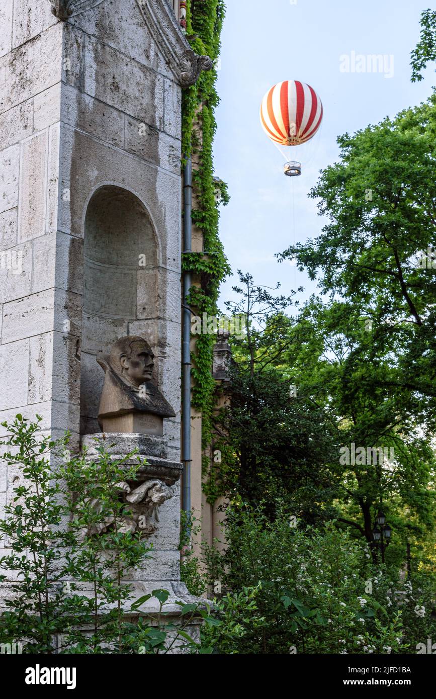 Eine Büste von Bela Lugosi im Budapester Stadtpark mit einem Heißluftballon im Hintergrund Stockfoto