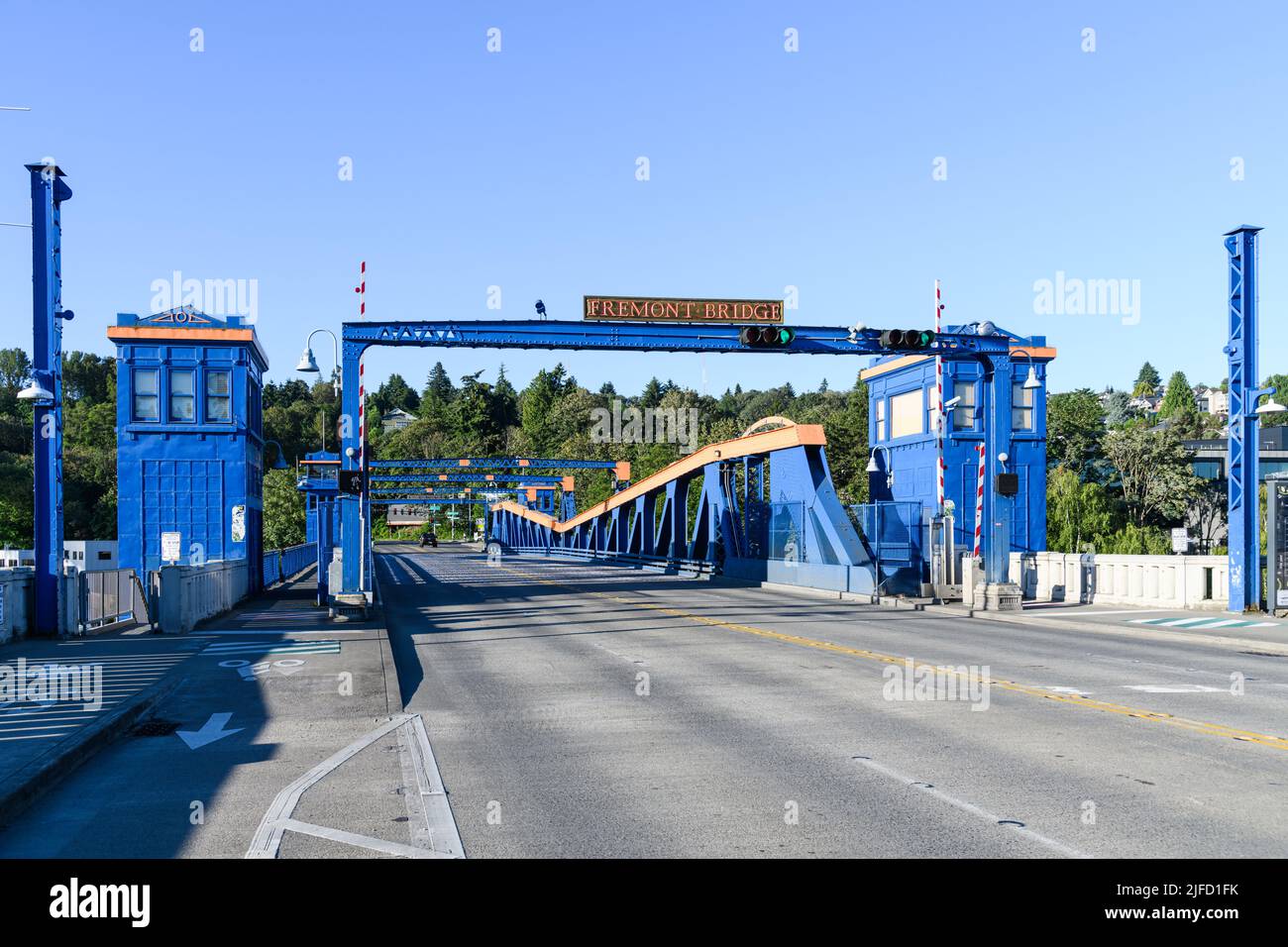 Ruhiger Morgen auf der Freemont Bridge in Seattle mit der zweiblättrigen Bascule-Zugbrücke in geschlossener Position Stockfoto