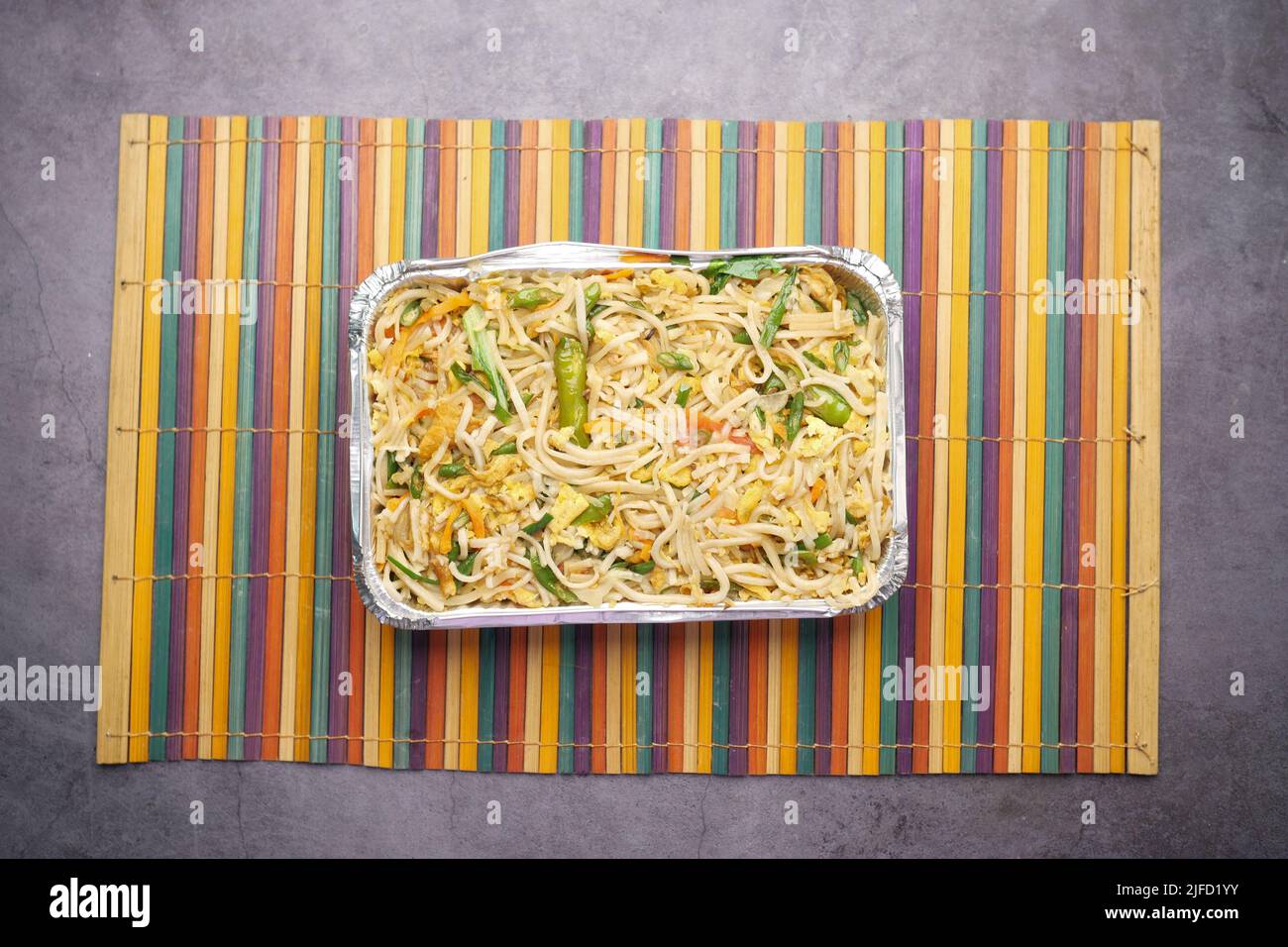 Lockige Nudeln in einem Take-Away-Paket Draufsicht, Stockfoto