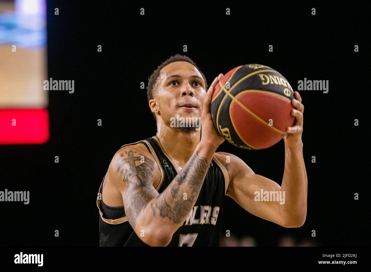 Neufundlands 7 Shaq Keith (Wache) wurde während des Sturzens der