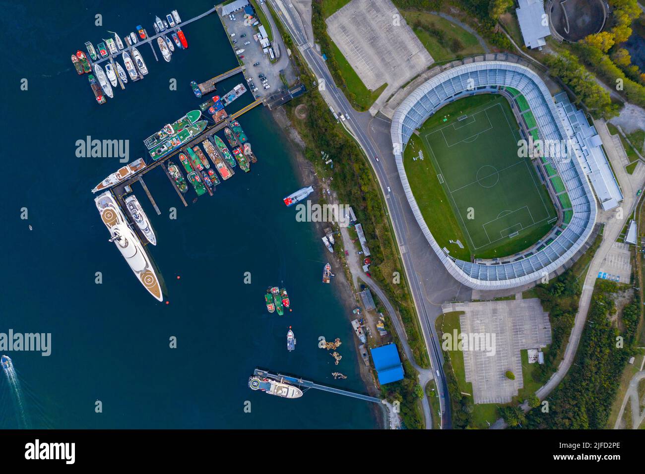 Luxuriöse Yacht, die am Kaufmannsdock vor dem Chinquihue-Stadion in der Stadt Puerto Montt festgemacht ist Stockfoto