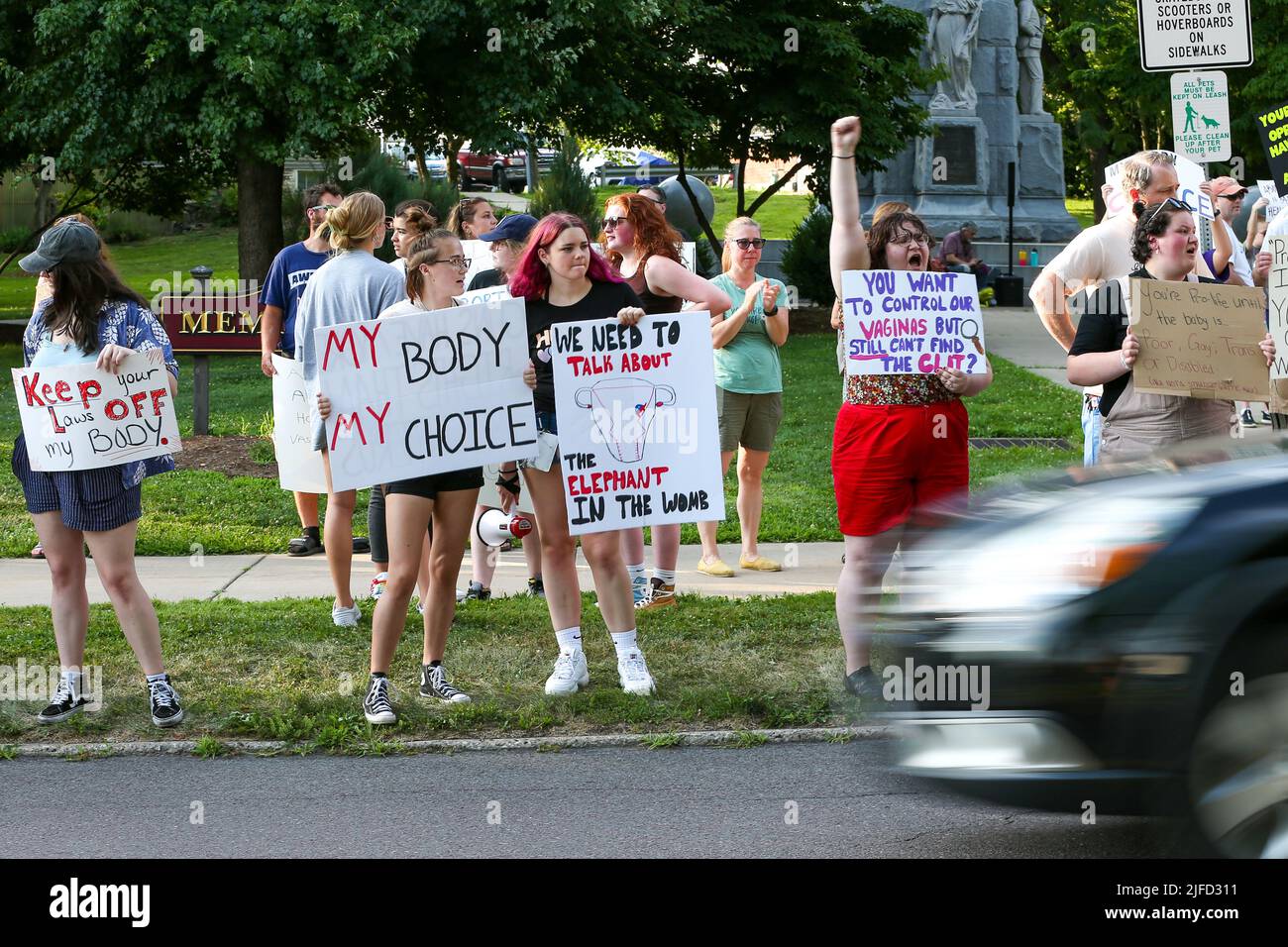 Danville, USA. 01.. Juli 2022. Abtreibungsrechte Demonstranten halten während einer Kundgebung am 1. Juli 2022 im Memorial Park in Danville, Pennsylvania, Schilder ab. Die Kundgebung findet eine Woche nach einer Stellungnahme des Obersten Gerichtshofs der USA in der Dobbs v. Jackson Womens Health Organization statt, in der Roe v. Wade und das Recht auf Abtreibungszugang abgelehnt wurden. (Foto von Paul Weaver/Sipa USA) Quelle: SIPA USA/Alamy Live News Stockfoto