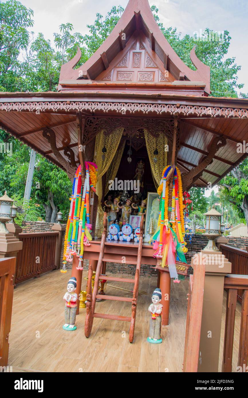 Ayutthaya Thailand 5. Jun 2022: Ein heiliger Schrein im historischen Wat Yai Chaimongkol Tempel mit vielen Plüschtieren von Doraemon und Barbie Puppe Stockfoto