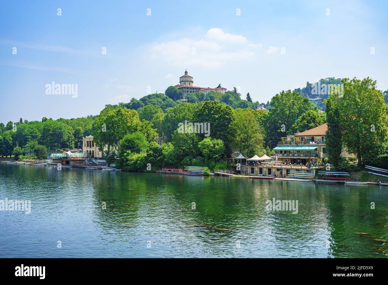 Malerischer Blick auf den Po-Fluss mit üppiger Vegetation in der Stadt Turin im Frühling Stockfoto