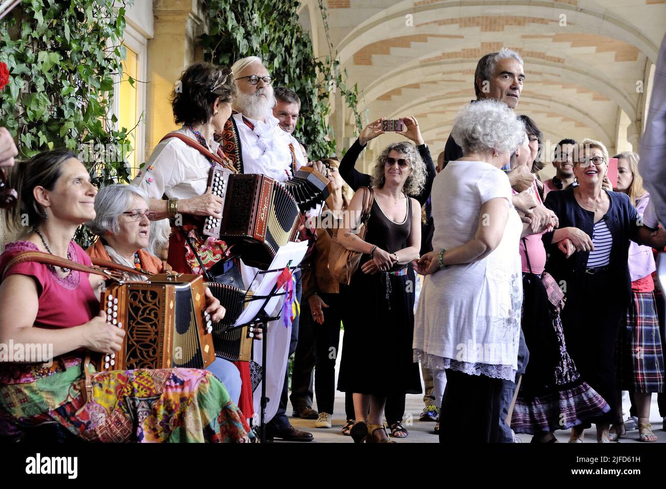 Frankreich, Paris (75) 3 und 4. Arrondissement, Musiktag auf dem Place des Vosges, traditionelle französische Musikgruppe Stockfoto