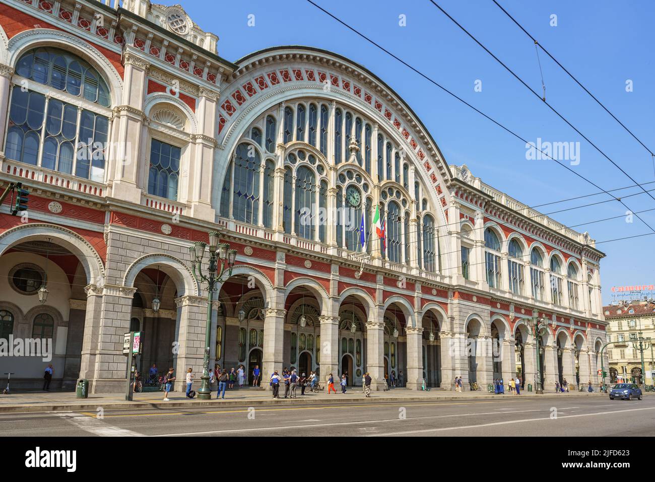 Turin, Italien. 16. Juni 2022. Fassade des Bahnhofs Torino Puorta Nova Stockfoto