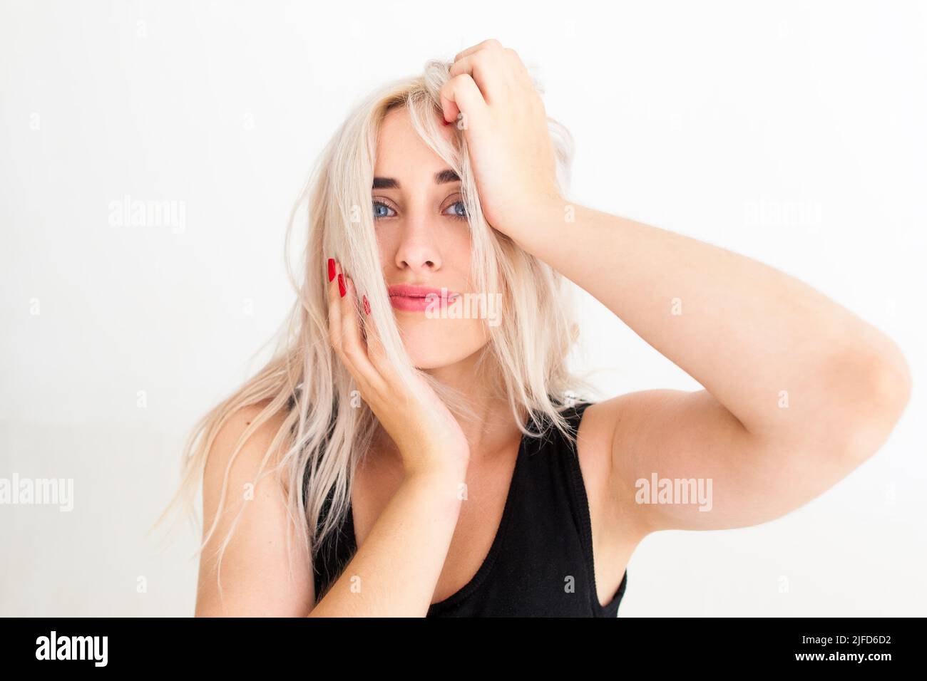 Portrait einer blonden Frau, die eine schwierige Wahl getroffen hat Stockfoto