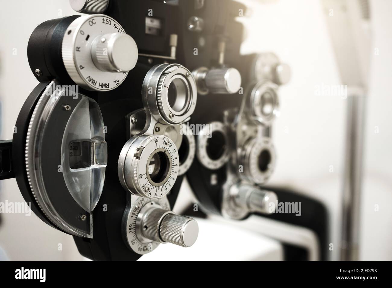 Nahaufnahme des Messgeräts für Sehvermögen des Phoropters, des Augengesundheitschecks und des ophthalmologischen Konzepts. Stockfoto
