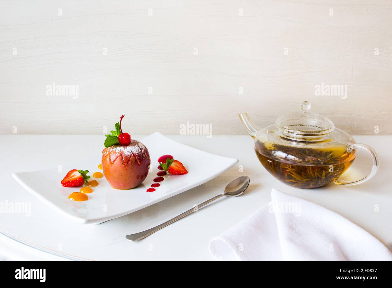 Gebackener Apfel mit Marmelade und Kräutertee Stockfoto
