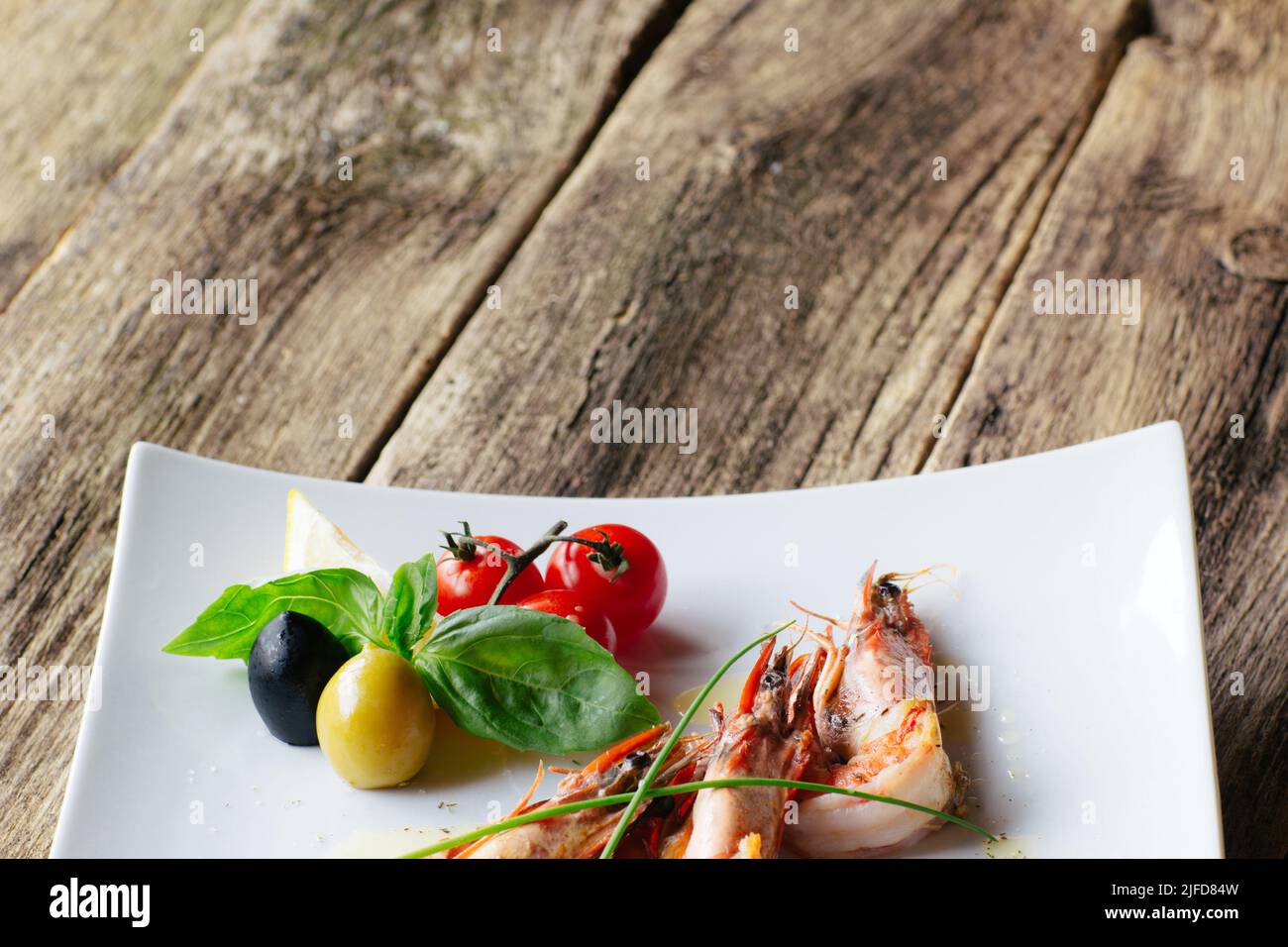 Mediterrane Küche. Garnelen und Gemüse Stockfoto