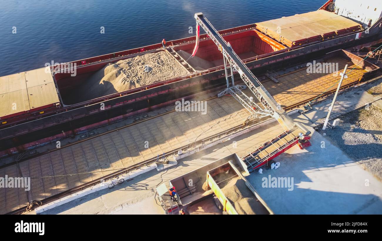 Luftaufnahme von großen Getreideaufzügen auf dem Meer. Beladen von Getreide auf dem Schiff. Hafen Ukraine. Frachtschiff Stockfoto
