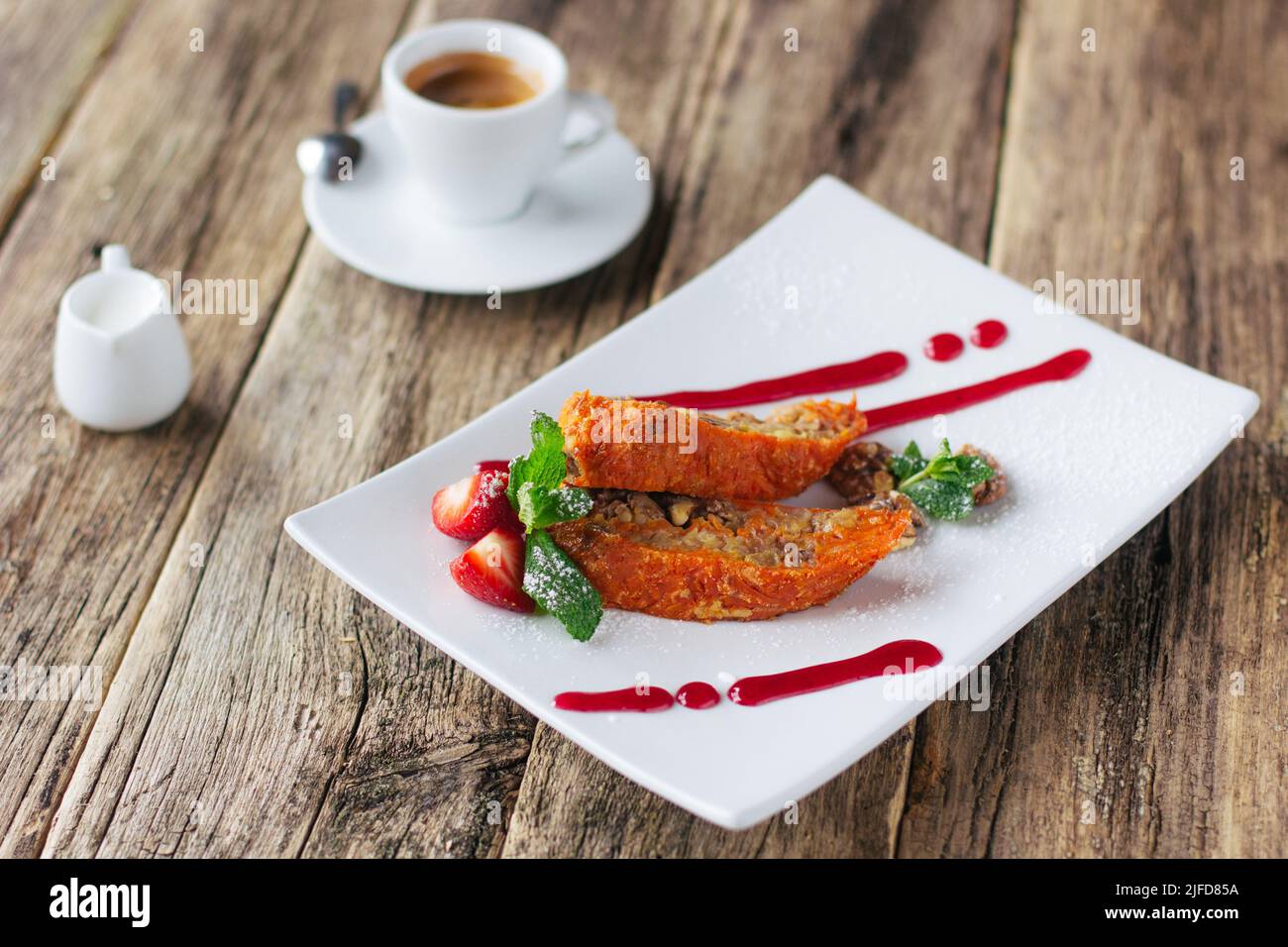 Vegetarisches Dessert. Karotten-Apfelrolle und Kaffee Stockfoto