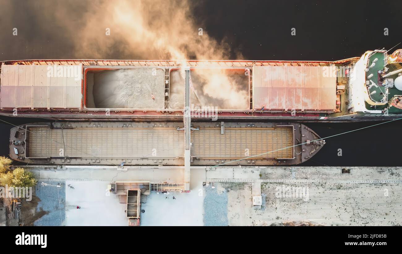 Draufsicht von der Drohne eines großen Schiffes, das Getreide für den Export verladen soll. Wassertransport Stockfoto