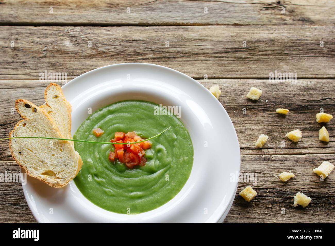 Vegetarische Gerichte. Gemüsesuppe auf Holztisch Stockfoto