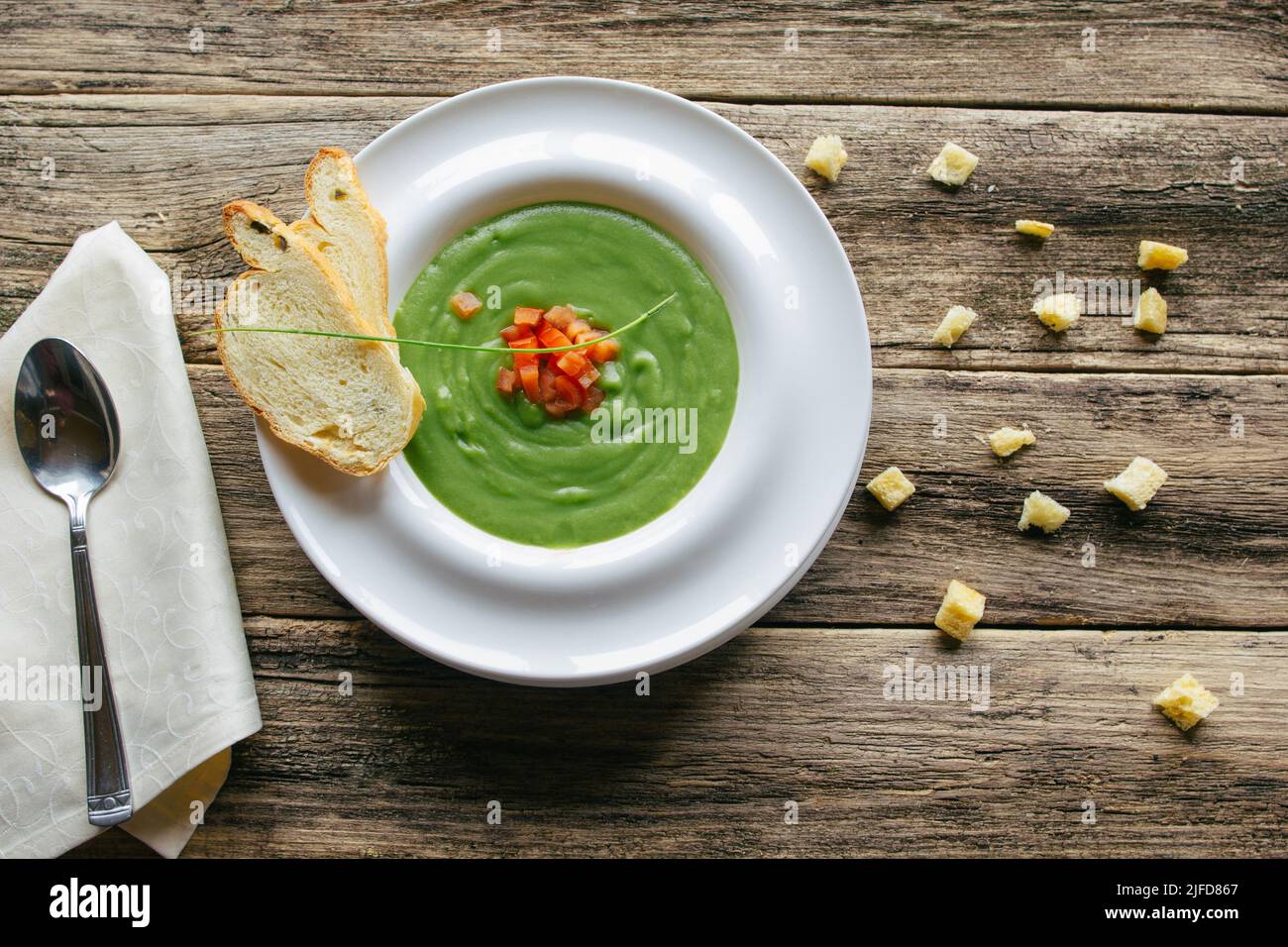Vegetarische Gerichte. Gemüsesuppe auf Holztisch Stockfoto