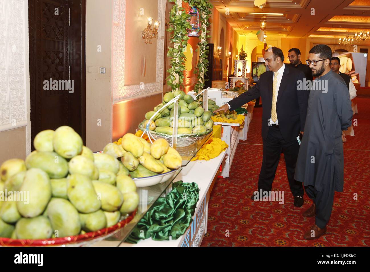 Islamabad, Pakistan. 1.. Juli 2022. Am 1. Juli 2022 besuchen Menschen Stände bei einem Mangofest in Islamabad, der Hauptstadt Pakistans. Das pakistanische Außenministerium organisierte am Freitag ein Mango-Festival in Islamabad im Rahmen einer Reihe von Aktivitäten zum 75.. Jahrestag der Unabhängigkeit Pakistans. Quelle: Ahmad Kamal/Xinhua/Alamy Live News Stockfoto