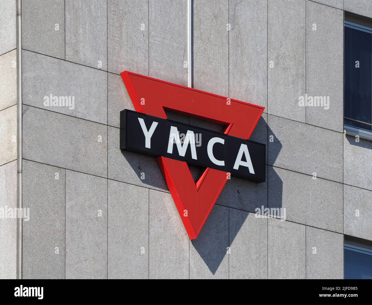 NÜRNBERG, DEUTSCHLAND - CA. JUNI 2022: YMCA Young Men Christian Association Hostelschild Stockfoto