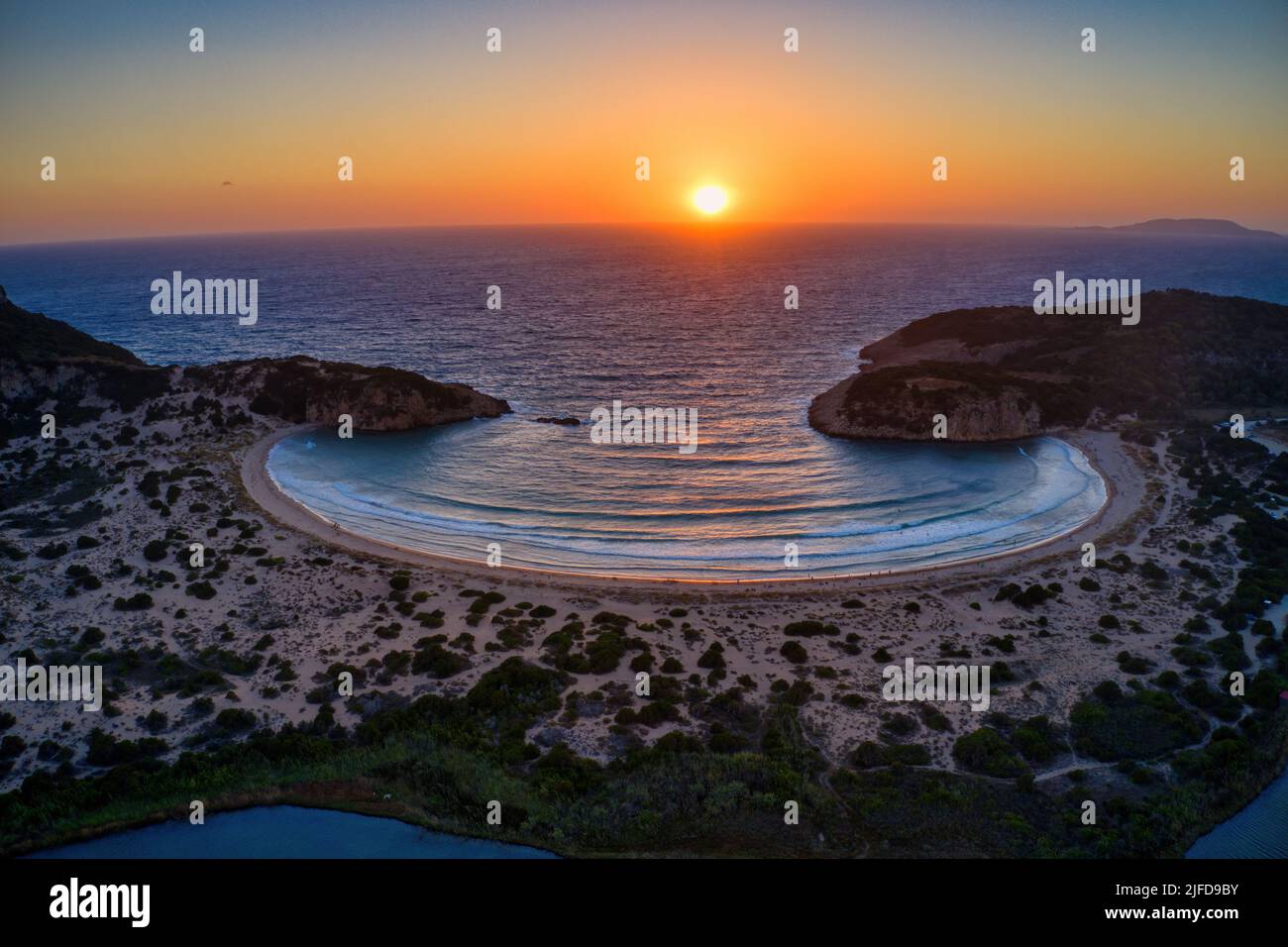 Panorama-Luftaufnahme des strandes von voidokilia bei Sonnenuntergang, einer der besten Strände im mittelmeerraum Europas, wunderschöne Lagune von Voidokilia von einem Höhepunkt aus Stockfoto