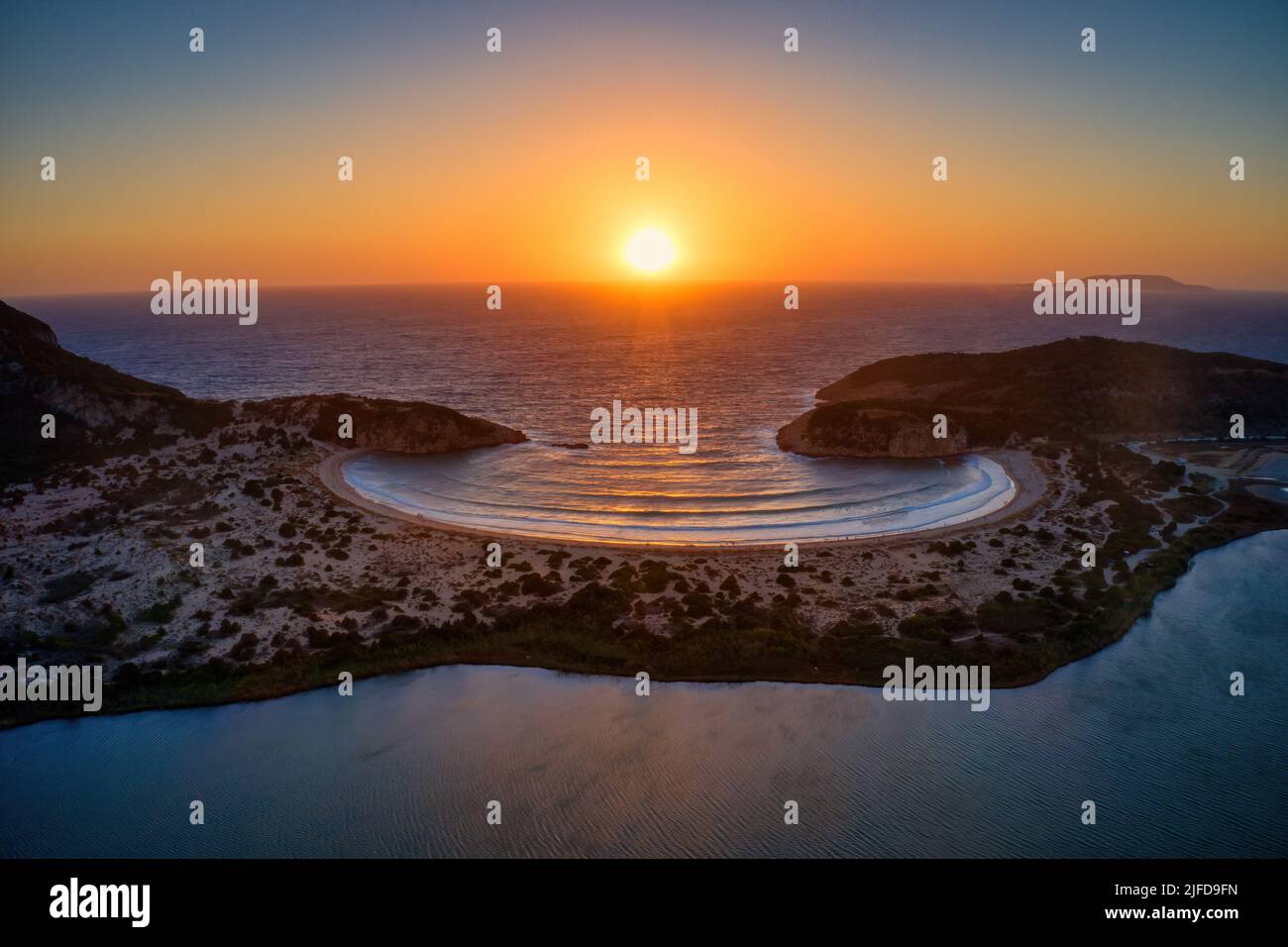 Panorama-Luftaufnahme des strandes von voidokilia bei Sonnenuntergang, einer der besten Strände im mittelmeerraum Europas, wunderschöne Lagune von Voidokilia von einem Höhepunkt aus Stockfoto