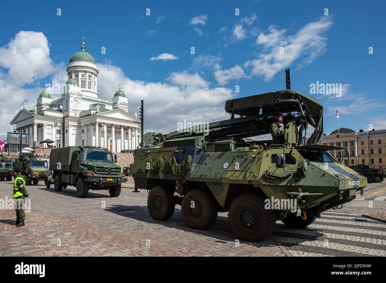 Panssari-Sisu oder Pasi, ein gepanzerter Personenwagen auf Rädern bei der Militärparade der Streitkräfte am Tag der Flagge auf dem Senatsplatz in Helsinki, Finnland Stockfoto