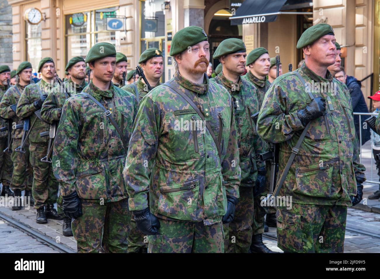 Freiwilligenreserve-Einheit bei der Flag Day Parade der Streitkräfte in Aleksanterinkatu, Helsinki, Finnland Stockfoto