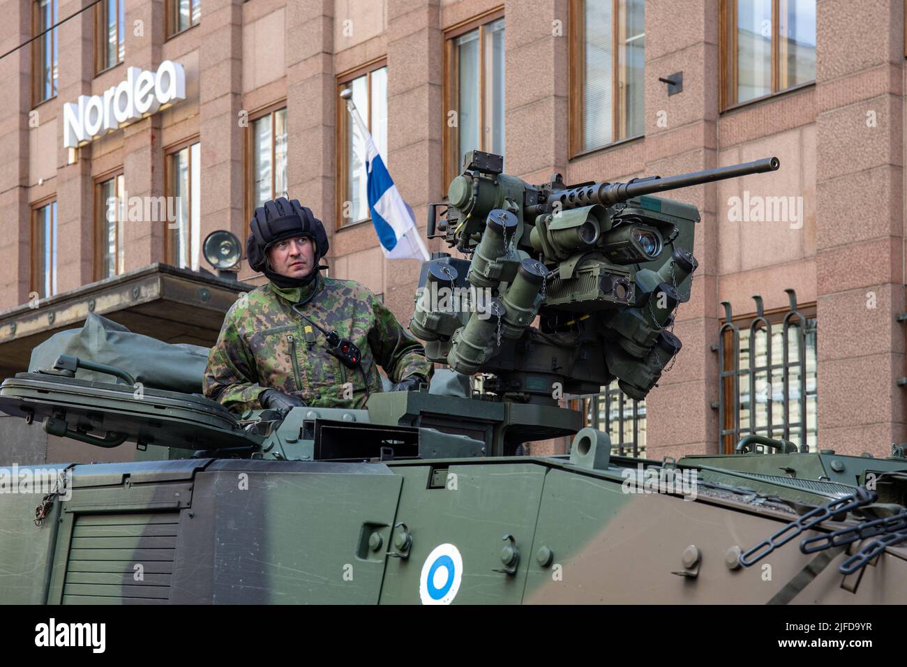 Soldat in Patria AMV - gepanzertes Modularfahrzeug - bei der Militärparade am Tag der Flagge der Streitkräfte in Aleksanterinkatu, Helsinki, Finnland Stockfoto