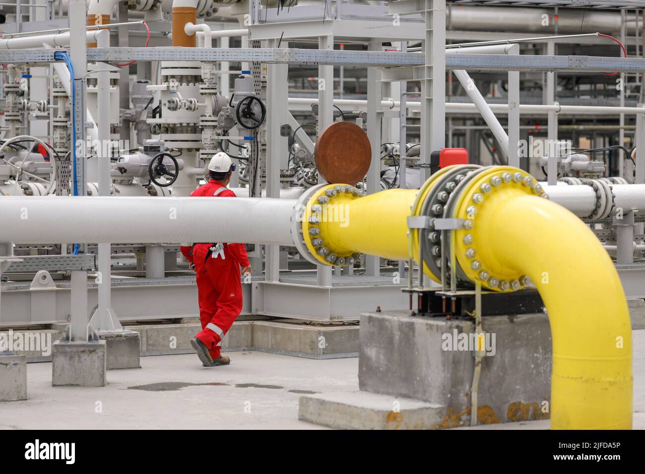 Vadu, Rumänien - 28. Juni 2022: Ingenieur arbeitet in einer Gasaufbereitungsanlage. Stockfoto