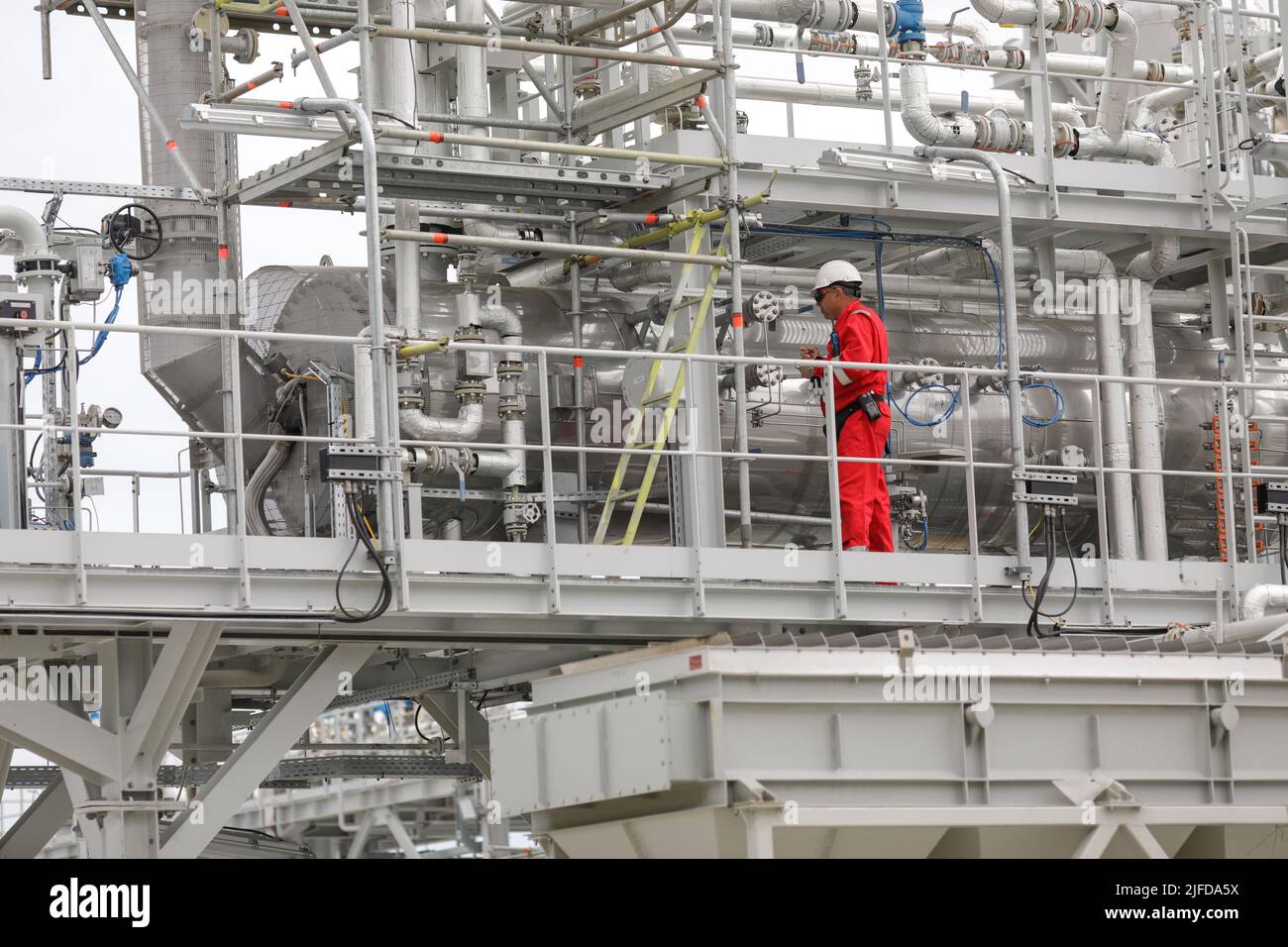 Vadu, Rumänien - 28. Juni 2022: Ingenieur arbeitet in einer Gasaufbereitungsanlage. Stockfoto