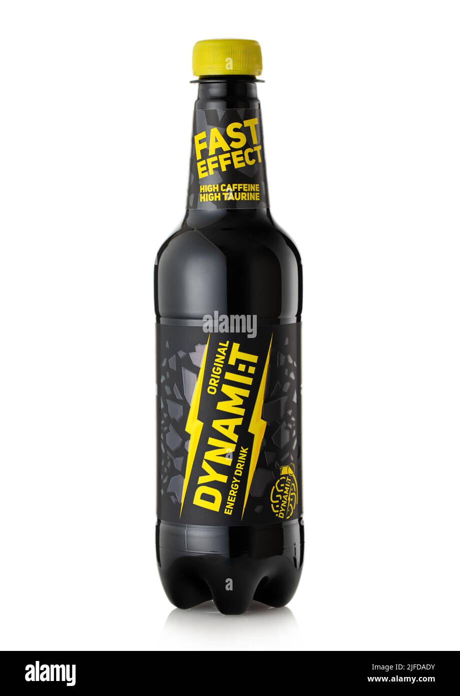 LONDON, Großbritannien - 05. MAI 2022: Flasche Dynamit Energy Soda Drink auf Weiß. Stockfoto