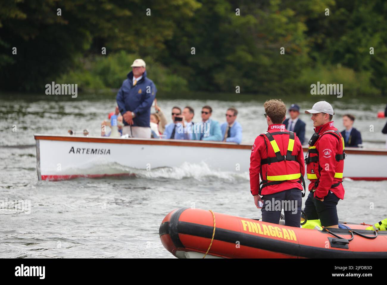 Henley-on-Thames, Oxfordshire, Großbritannien. 1.. Juli 2022. Henley Royal Regatta - Tag 4. Die Henley Royal Regatta lockt Rudercrews aus der ganzen Welt und Tausende von Besuchern zu sieben Tagen Ruderwettkämpfen an. Rettungsschwimmer helfen, einen sicheren Fall zu gewährleisten. Stockfoto