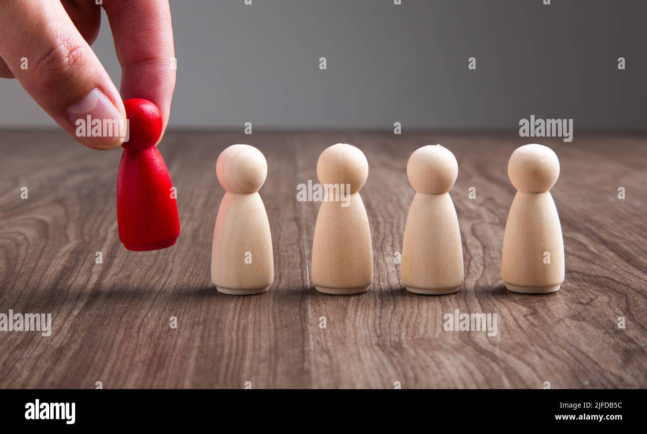 Erfolgreicher Teamleiter, Geschäftsmann Hand wählen Menschen aus der Masse abheben. Stockfoto