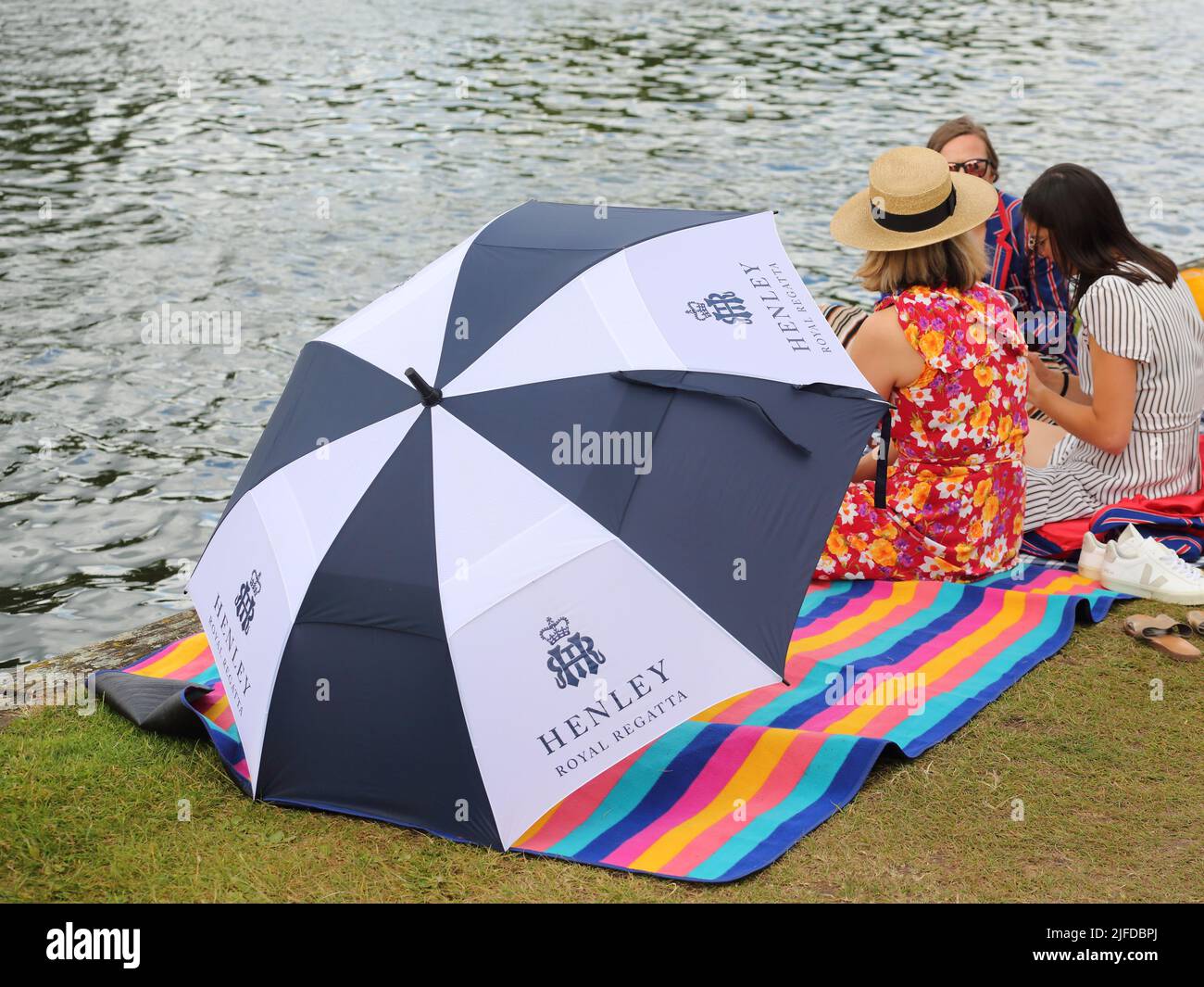 Henley-on-Thames, Oxfordshire, Großbritannien. 1.. Juli 2022. Henley Royal Regatta - Tag 4. Die Henley Royal Regatta lockt Rudercrews aus der ganzen Welt und Tausende von Besuchern zu sieben Tagen Ruderwettkämpfen an. Stockfoto