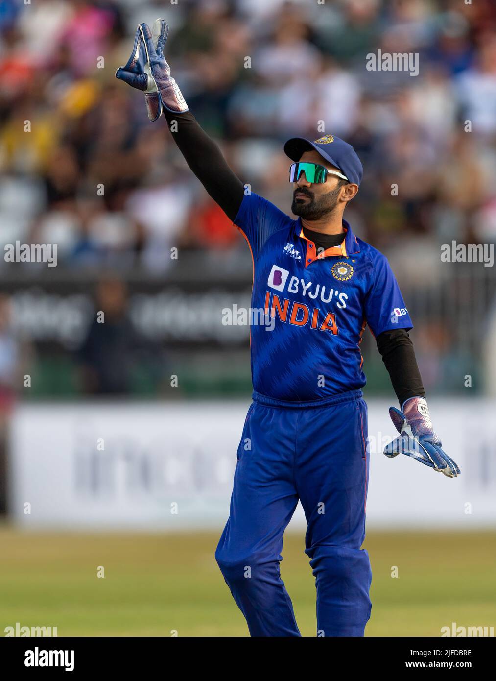Dinesh Karthik hält bei einem Tour-Spiel T20 gegen Derbyshire den Dienst für Indien Stockfoto