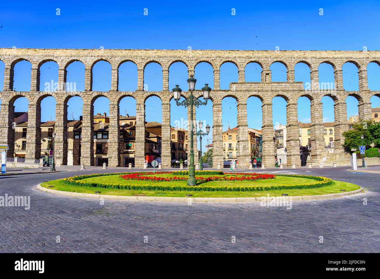 Römisches Aquädukt von Segovia mit kreisförmigem Platz vor dem UNESCO-Denkmal, Spanien. Stockfoto