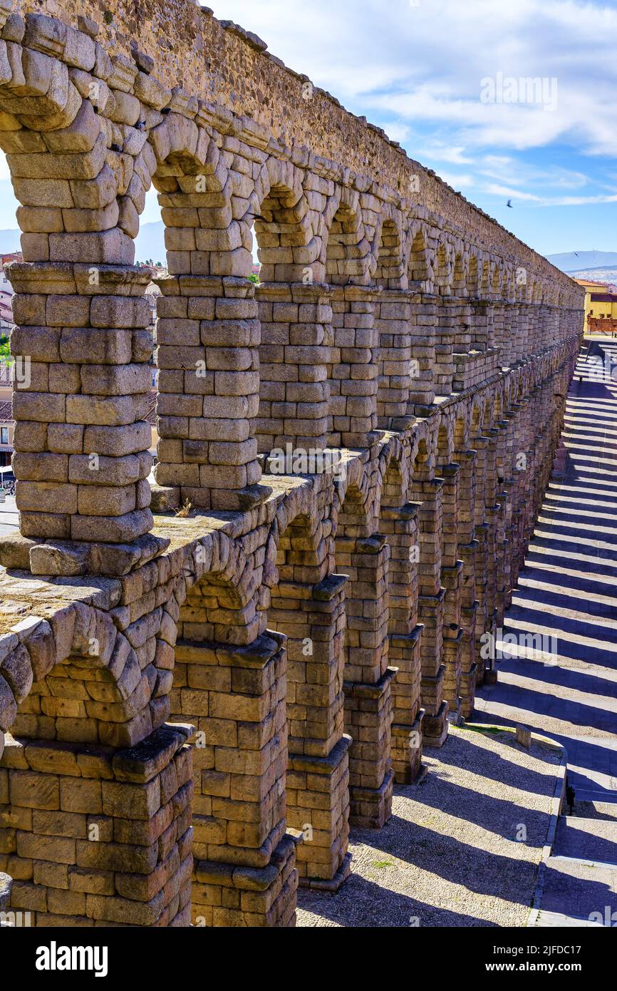 Draufsicht auf das römische Aquädukt von Segovia bei Sonnenaufgang an einem Sommertag, Spanien. Stockfoto