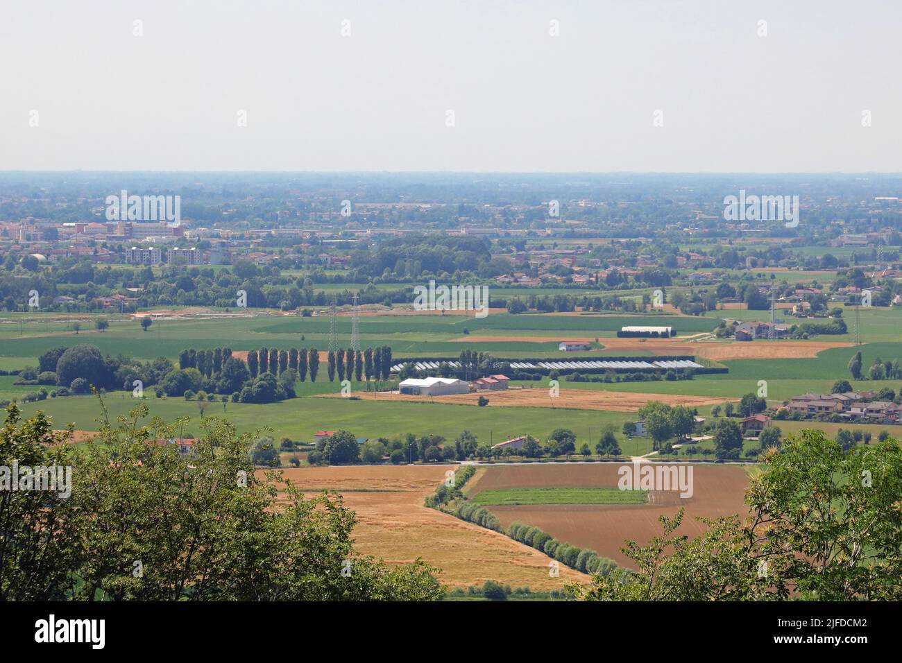 Landschaft von weiten Flachland genannt Pianura Padana in italienischer Sprache in Italty mit Bauernhöfen und kultivierten Feldern Stockfoto