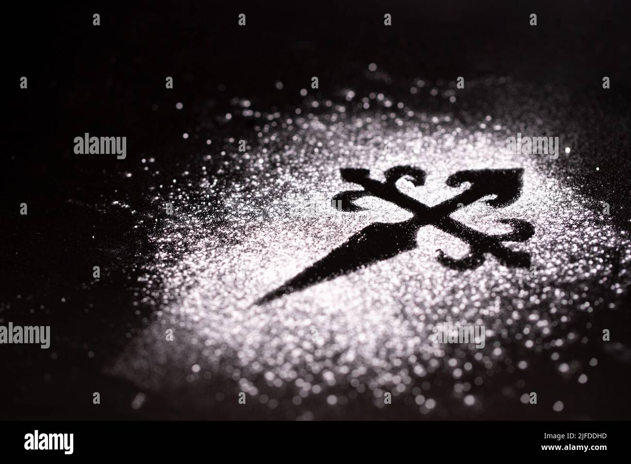 Silhouette Kreuz mit Zucker als Simbol von Tarta de Santiago (St. James ...