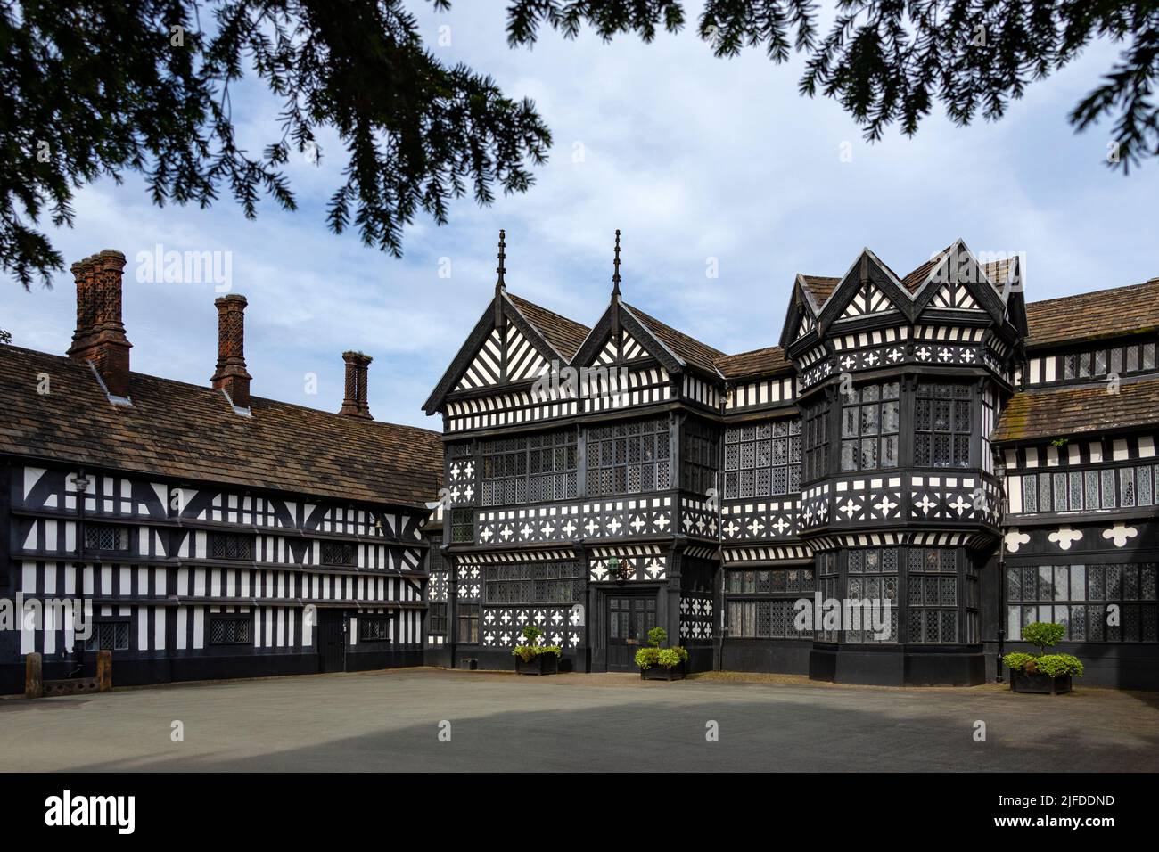 Die Tudor-Gebäude aus dem 14.. Jahrhundert der Bramhall Hall in Bramhall, im Süden von Manchester, England. Stockfoto
