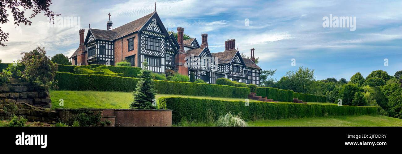 Die Tudor-Gebäude aus dem 14.. Jahrhundert der Bramhall Hall in Bramhall, im Süden von Manchester, England. Stockfoto Die Tudor-Gebäude aus dem 14.. Jahrhundert der Bramhall Hall in Bramhall, im Süden von Manchester, England. Stockfoto