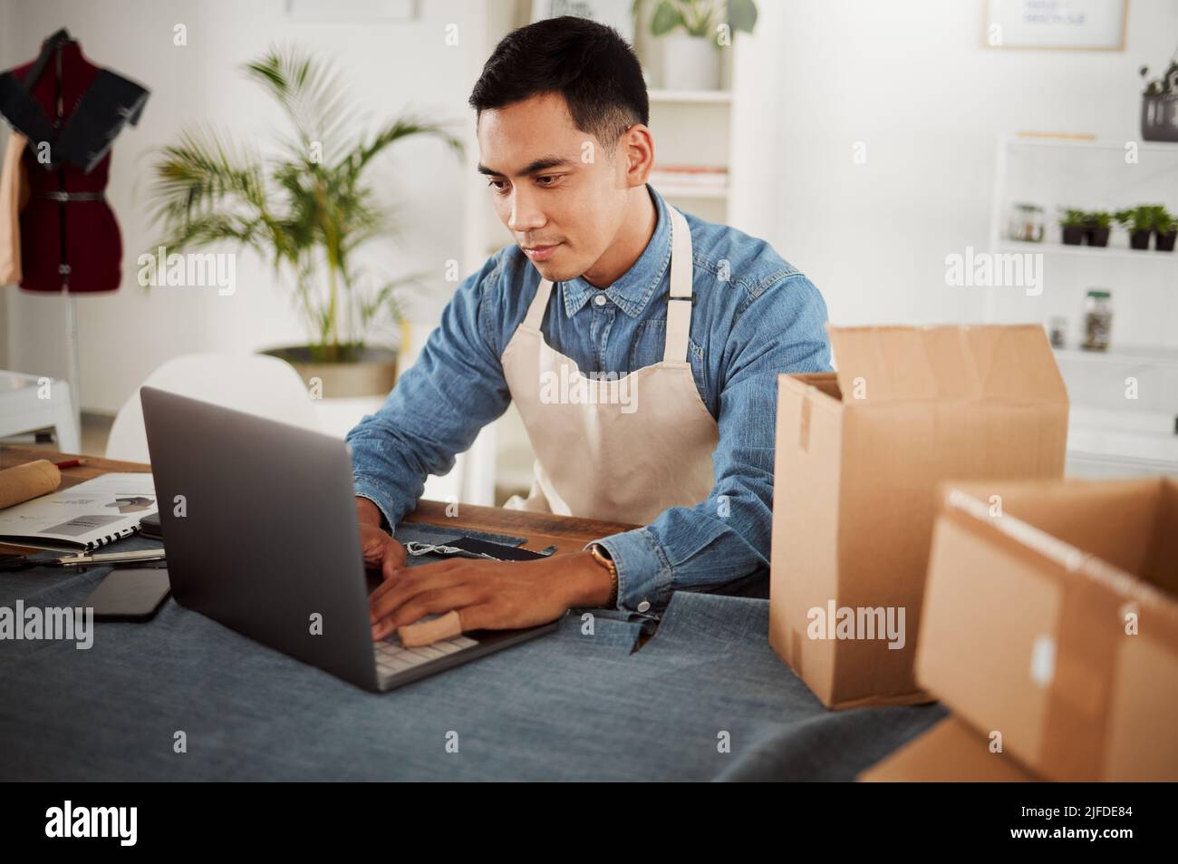 Verpackung, Versand und Logistik an einem modernen Arbeitsplatz. Boxen werden für den Versand vorbereitet Stockfoto