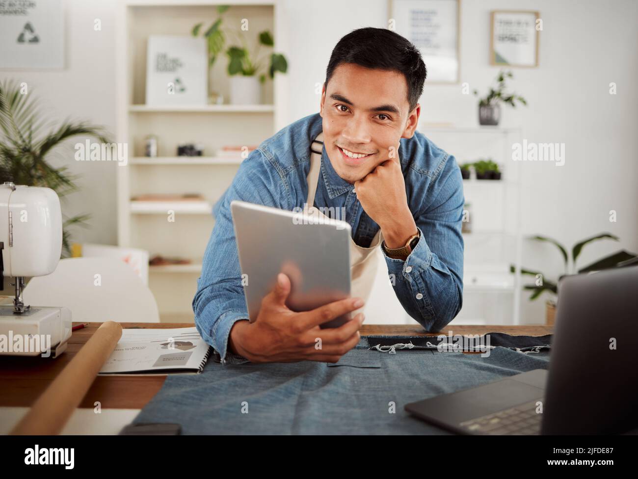Verpackung, Versand und Logistik an einem modernen Arbeitsplatz. Boxen werden für den Versand vorbereitet Stockfoto