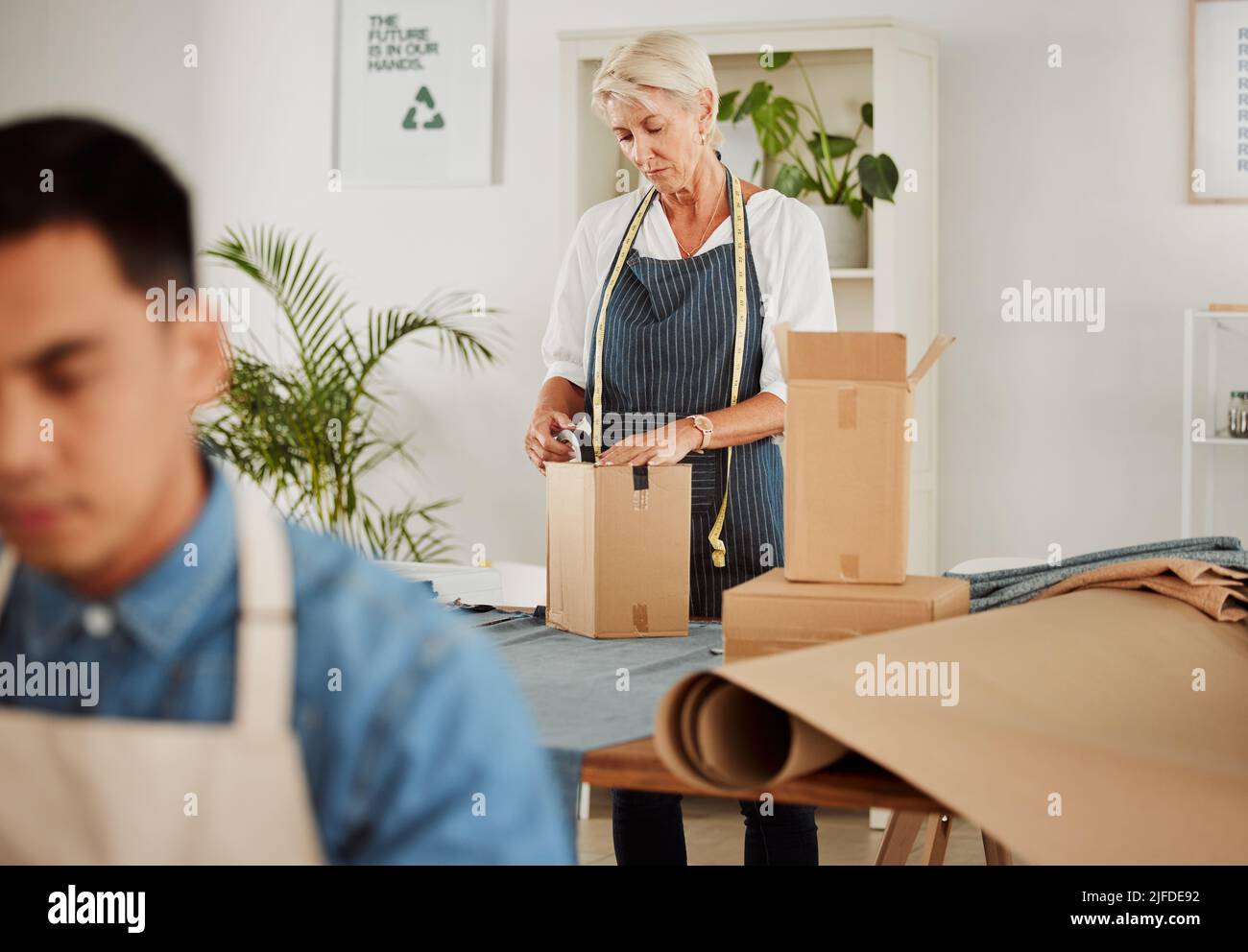 Verpackung, Versand und Logistik an einem modernen Arbeitsplatz. Boxen werden für den Versand vorbereitet Stockfoto