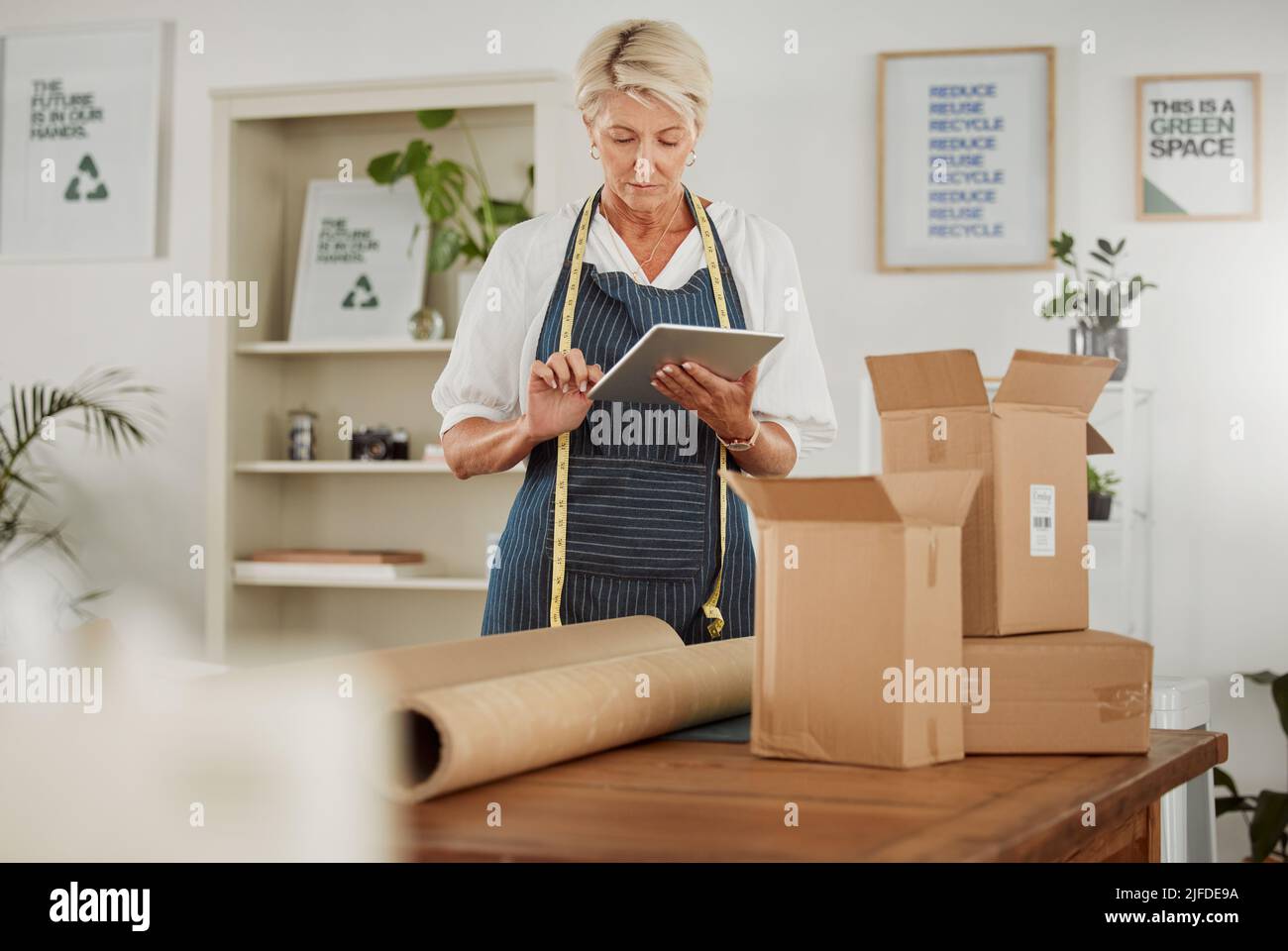 Verpackung, Versand und Logistik an einem modernen Arbeitsplatz. Boxen werden für den Versand vorbereitet Stockfoto
