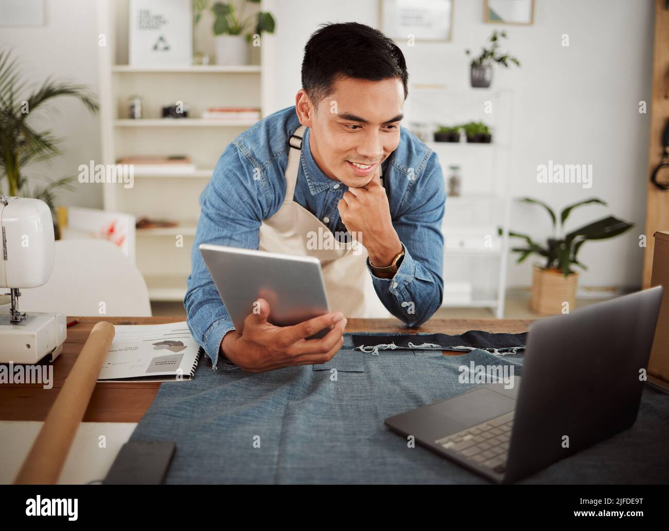 Verpackung, Versand und Logistik an einem modernen Arbeitsplatz. Boxen werden für den Versand vorbereitet Stockfoto